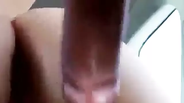 Sert aletli Kazak adam, karısının arkadaşını sikerken