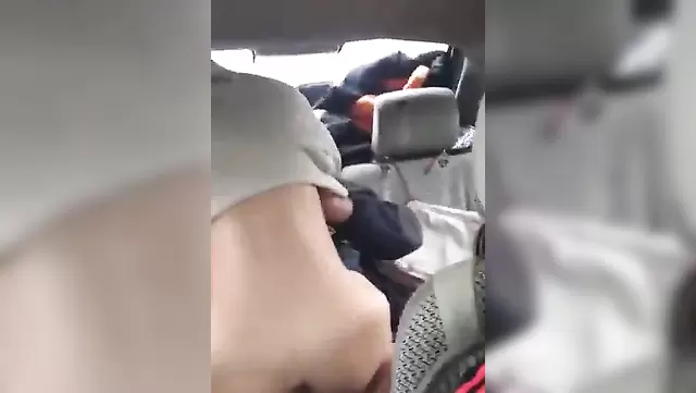 Üniversiteli kız, arabada Kazak arkadaşıyla sikişiyor.