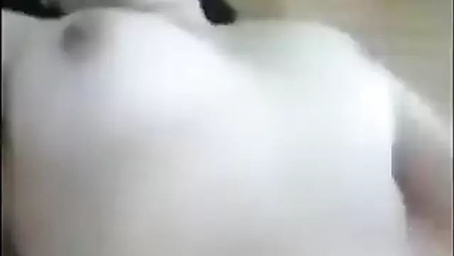 İncecik Kazakistanlı hatun dar amını okşuyor.